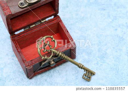 Key and treasure box 110835557