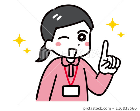 一位年輕的女性護理員（上半身，Polo衫）指著某人 110835560