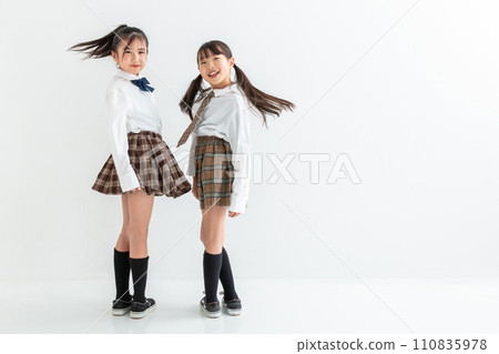 一個穿著制服的女孩轉過身來 一個穿著制服的女孩轉過身來 110835978