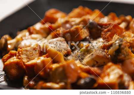 Stir-fried mushrooms and tofu 110836880