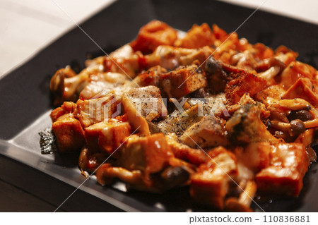 Stir-fried mushrooms and tofu 110836881