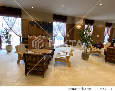 [Travel/Hotel] Bright and airy hotel lobby 110837284