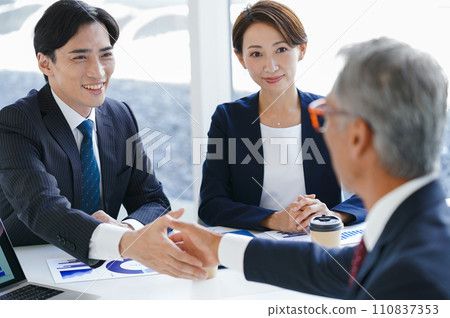 握手的商人 110837353