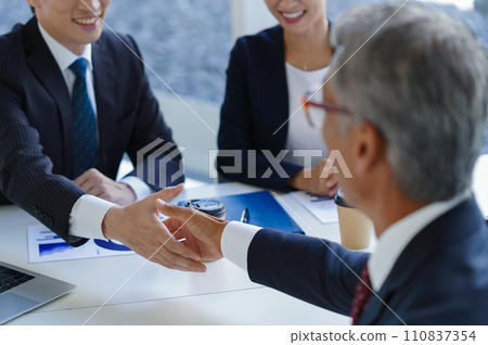 握手的商人 110837354