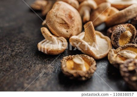 The fresh and dried shiitake mashrooms on black table. 110838057