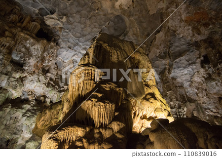 The environment with impressive natural beauty of Thien Cung Cave (other name called Heaven Cave) the largest and most beautiful caves in Halong Bay, Vietnam. 110839016