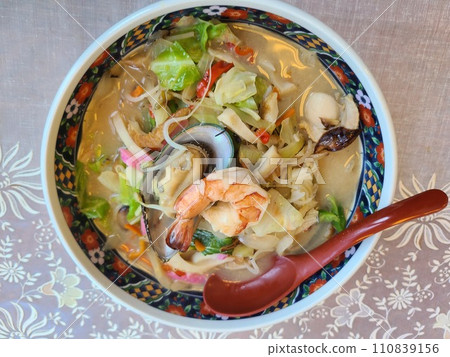 海鮮雜燴面 110839156