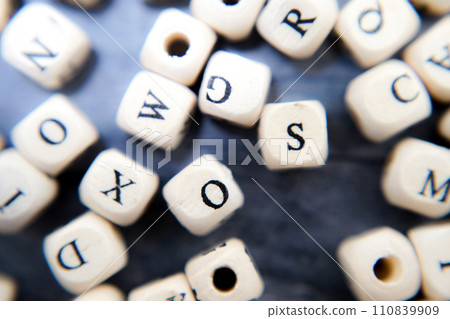 字母塊散落在地板上 110839909