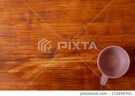 在木背景的空的咖啡杯 110840302