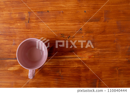 Empty coffee cup on wood background 110840444