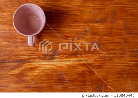 Empty coffee cup on wood background 110840445