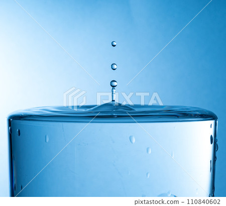 水濺動作鏡頭 水濺動作鏡頭 110840602