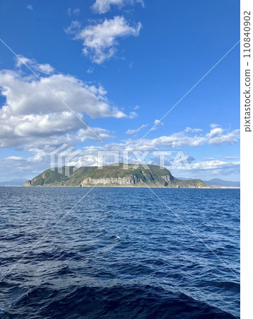 從津輕海峽渡輪眺望函館山 從津輕海峽渡輪眺望函館山 110840902