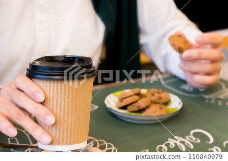Young woman in cafe 110840979