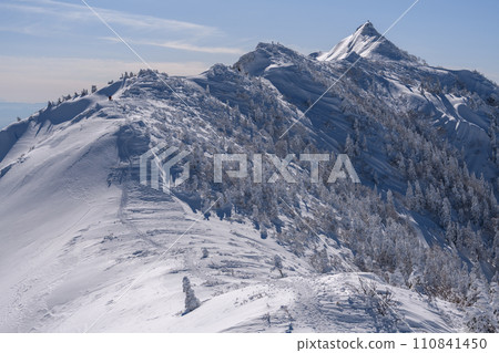 Mt. Kengamine in winter seen from the mountain trail heading from Mt. Kengamine to Mt. Buson 110841450