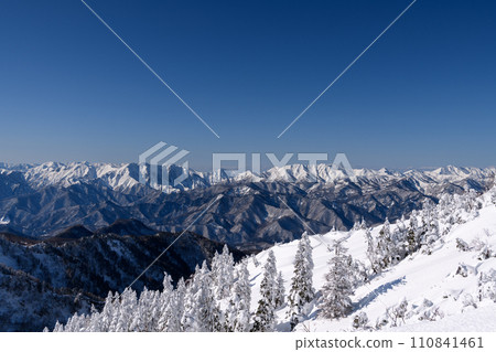 從劍峰山到釜村山的山路可以看到冬天的谷川山和朝日山。 110841461