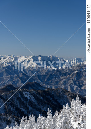 從劍峰山到釜村山的山路看到冬天的谷川山 從劍峰山到釜村山的山路看到冬天的谷川山 110841463