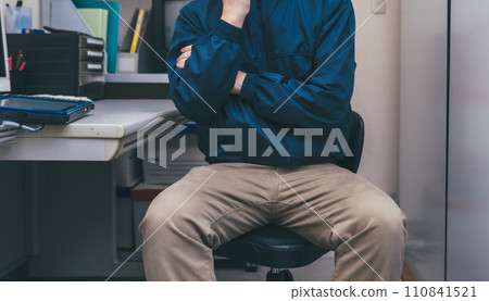 一名男子在後院辦公空間工作 110841521