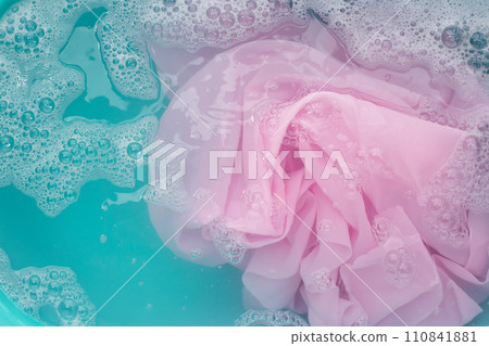 Clothes soak in powder detergent water dissolution, washing colored clothes 110841881