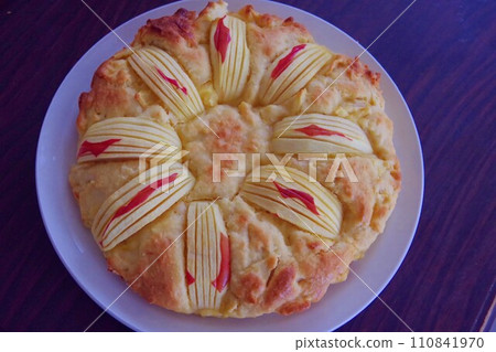 handmade apple cake 110841970