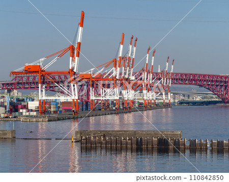 Scenery of Osaka Port lined with gantry cranes Scenery of Osaka Port lined with gantry cranes 110842850