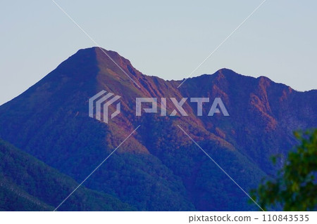 1839號峰沐浴在Mt. Petegari山步道山脊線頂峰的朝陽下 110843535