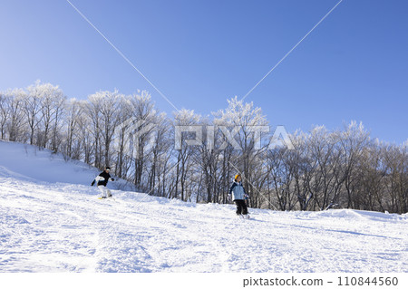 孩子們享受滑雪的樂趣 孩子們享受滑雪的樂趣 110844560