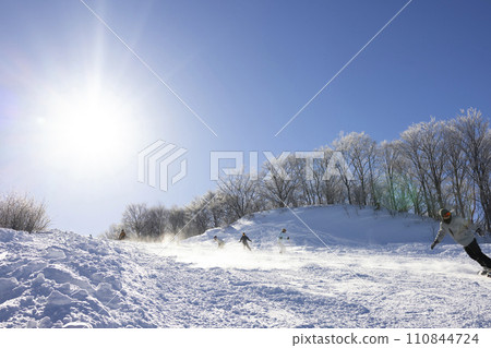 Enjoy snowboarding in clear skies 110844724