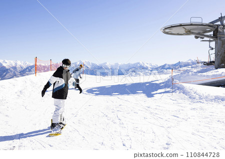 Junior high school students enjoying snowboarding 110844728