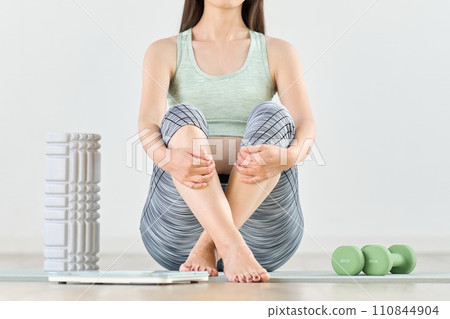 一個女人開始在家健身的圖片 一個女人開始在家健身的圖片 110844904