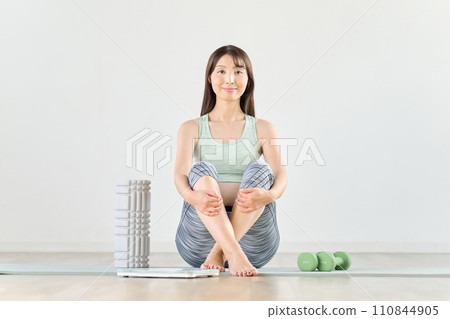 一個女人開始在家健身的圖片 110844905