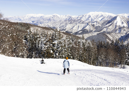 children enjoying snowboarding 110844943