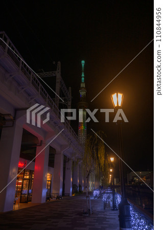 從東京水町看到的燈光天空樹 110844956