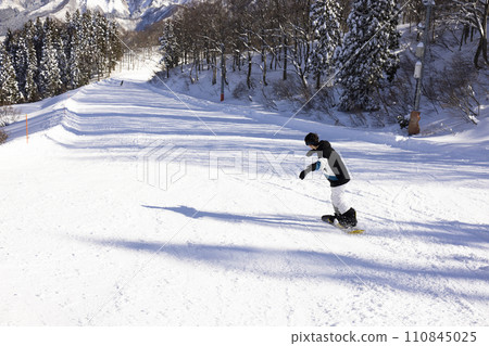 國中生享受滑雪的樂趣 110845025