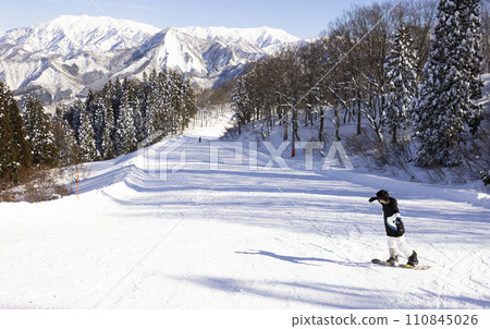 國中生享受滑雪的樂趣 110845026