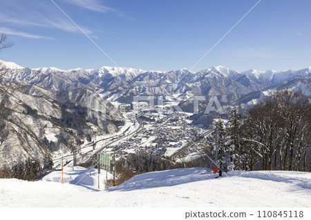 孩子們享受滑雪的樂趣 110845118
