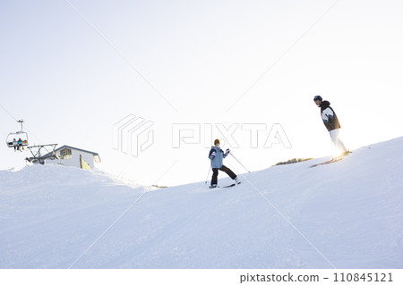 孩子們喜歡滑雪 110845121