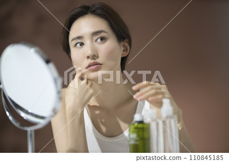年輕女子照顧你的皮膚 年輕女子照顧你的皮膚 110845185