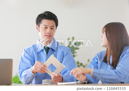機械工程師，男性和女性，討論設計的鋁產品_4 110845535