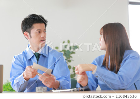 機械工程師，男性和女性，討論設計的鋁產品_5 110845536