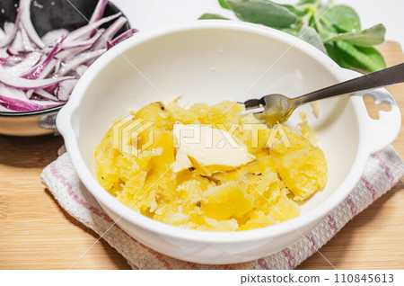 將奶油加入煮好的馬鈴薯中 110845613