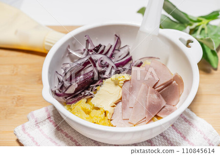 製作土豆沙拉 製作土豆沙拉 110845614
