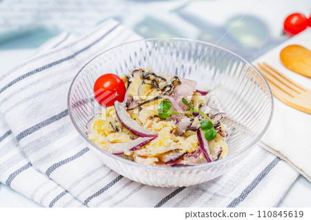 日式馬鈴薯沙拉佐鹹海帶 日式馬鈴薯沙拉佐鹹海帶 110845619