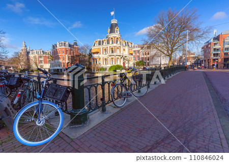 Amsterdam canal with dutch houses Amsterdam canal with dutch houses 110846024