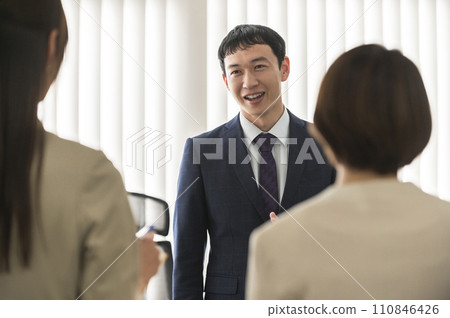 穿著西裝的男女參加晨會/會議 110846426