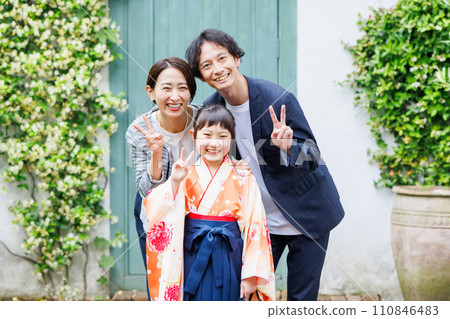 Elementary school student with parents and girl in hakama Elementary school student with parents and girl in hakama 110846483
