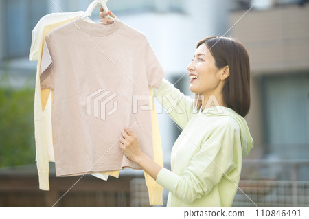 正在洗衣服的中年婦女 110846491