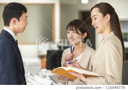 穿著西裝的男女開會 110846779