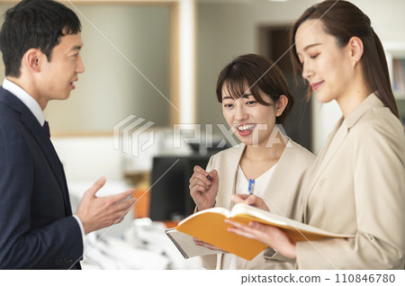 穿著西裝的男女開會 110846780