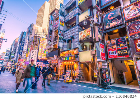 日本東京街景JN.1…下午的歌舞伎町…不需要司機=2020年1月15日 110846824